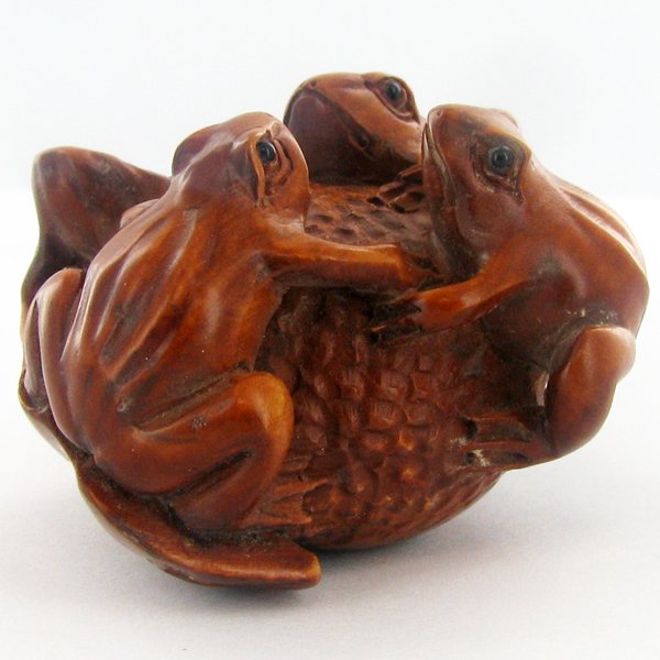 Handcarved Japenese Boxwood Netsuke: Excellent handcarved piece with lots of detail 2"