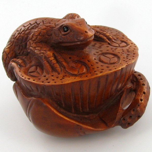 Handcarved Japenese Boxwood Netsuke: Excellent handcarved piece with lots of detail 2"