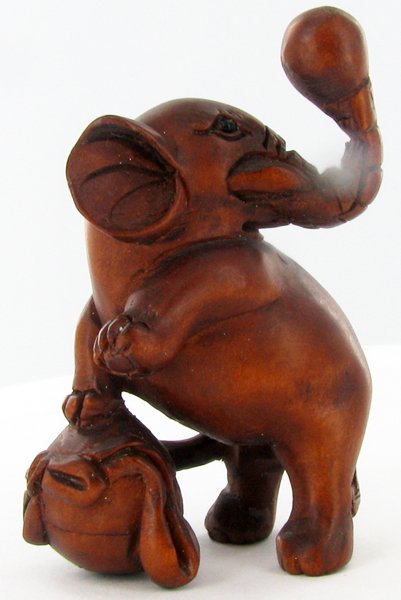 Handcarved Japenese Boxwood Netsuke: Excellent handcarved piece with lots of detail 2"