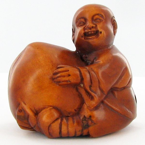 Handcarved Japenese Boxwood Netsuke: Excellent handcarved piece with lots of detail 2"