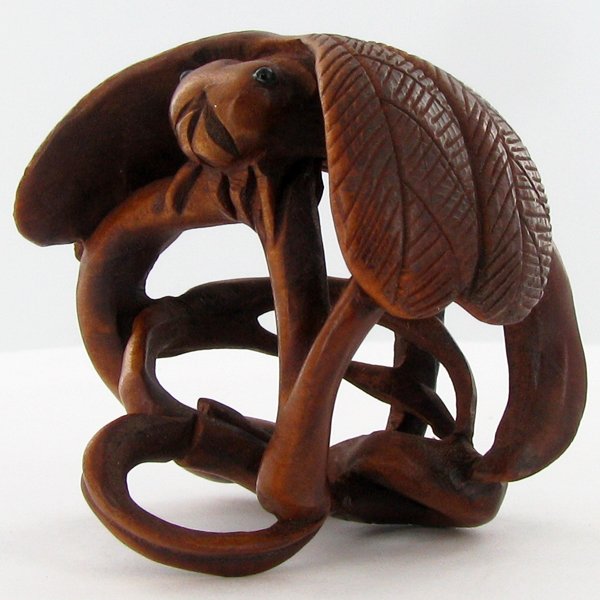 Handcarved Japenese Boxwood Netsuke: Excellent handcarved piece with lots of detail 2"