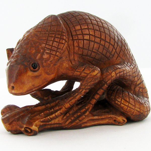 Handcarved Japenese Boxwood Netsuke: Excellent handcarved piece with lots of detail 2"
