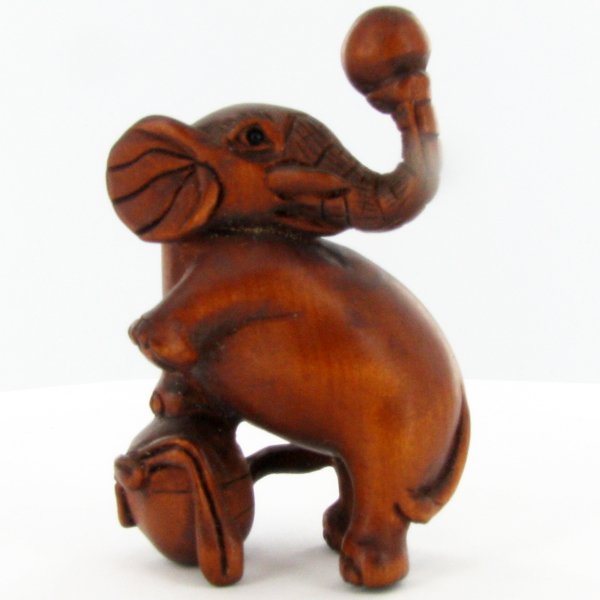 Handcarved Japenese Boxwood Netsuke: Excellent handcarved piece with lots of detail 2"