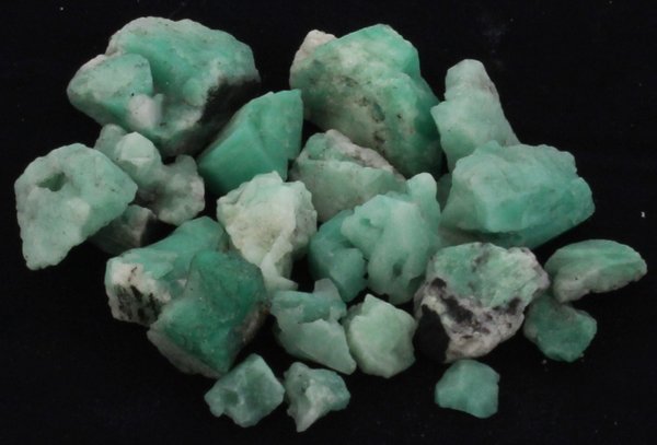 211ct Better Grade Colombian Emerald Rough: Excellent hi-grade parcel