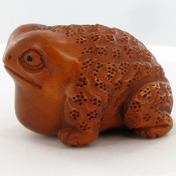 Handcarved Japenese Boxwood Netsuke: Excellent handcarved piece with lots of detail 2"
