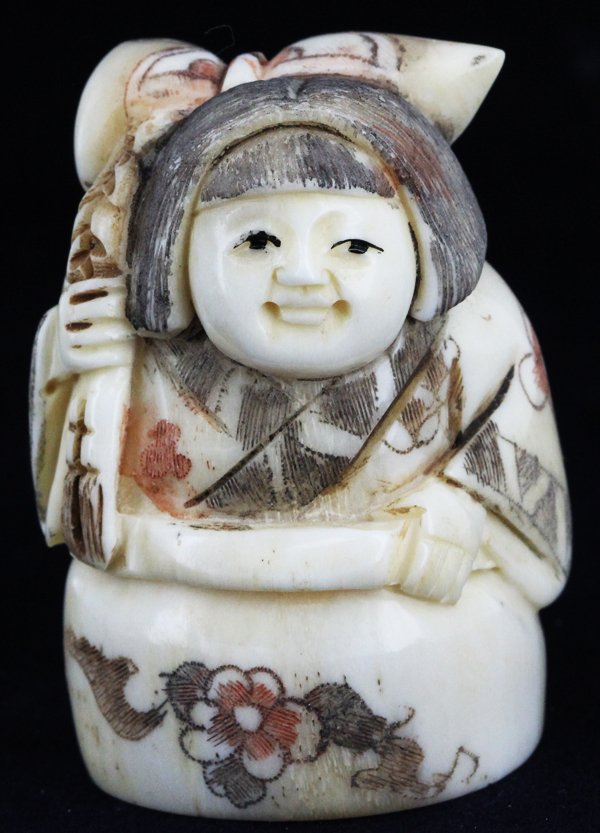 Chinese Handcarved Bone Netsuke: Excellent handcarved piece; 2"