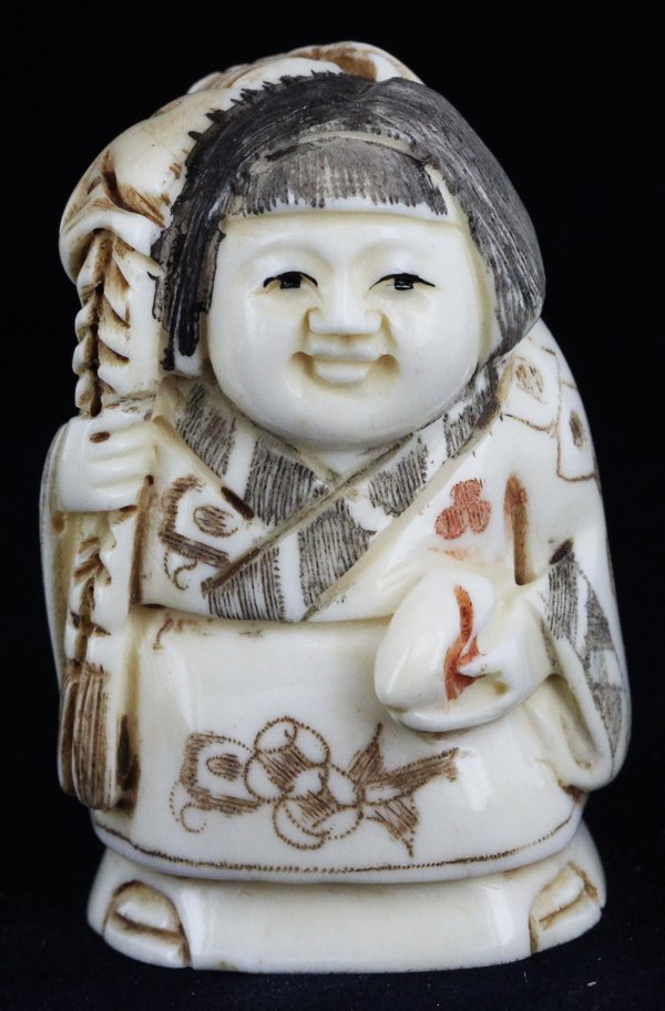 Chinese Handcarved Bone Netsuke: Excellent handcarved piece; 2"