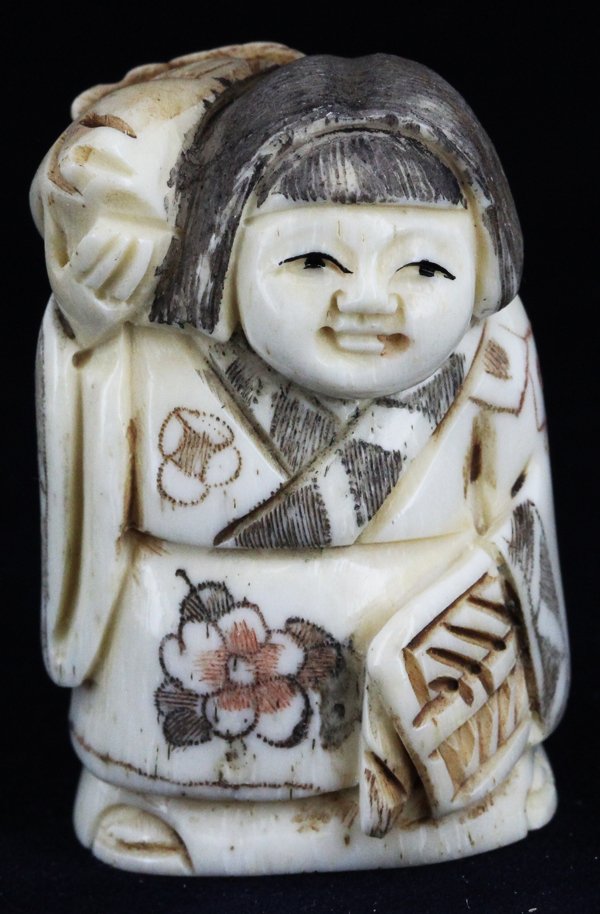 Chinese Handcarved Bone Netsuke: Excellent handcarved piece; 2"