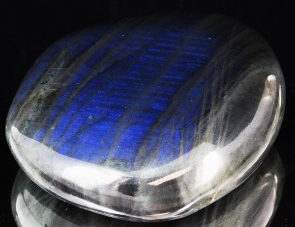 895ct Hefty Labradorite Cabochon: Excellent large piece