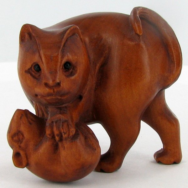Handcarved Japenese Boxwood Netsuke: Excellent handcarved piece with lots of detail 2"