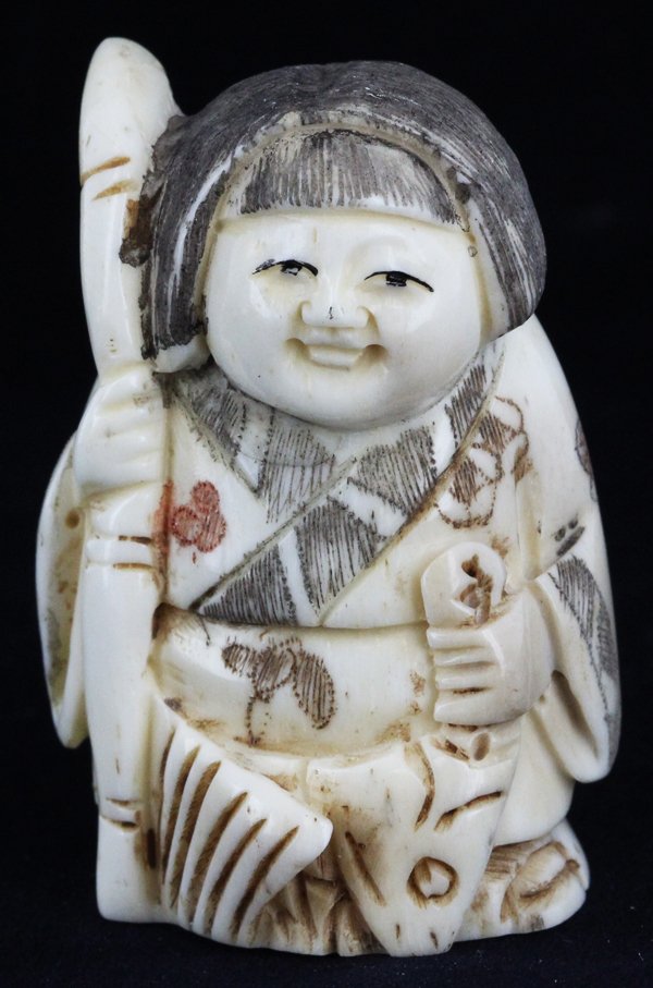 Chinese Handcarved Bone Netsuke: Excellent handcarved piece; 2"