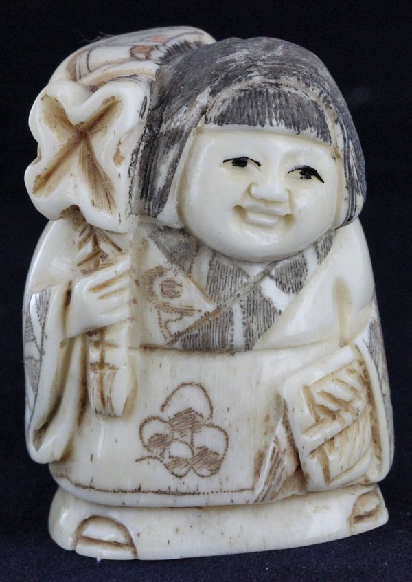 Chinese Handcarved Bone Netsuke: Excellent handcarved piece; 2"