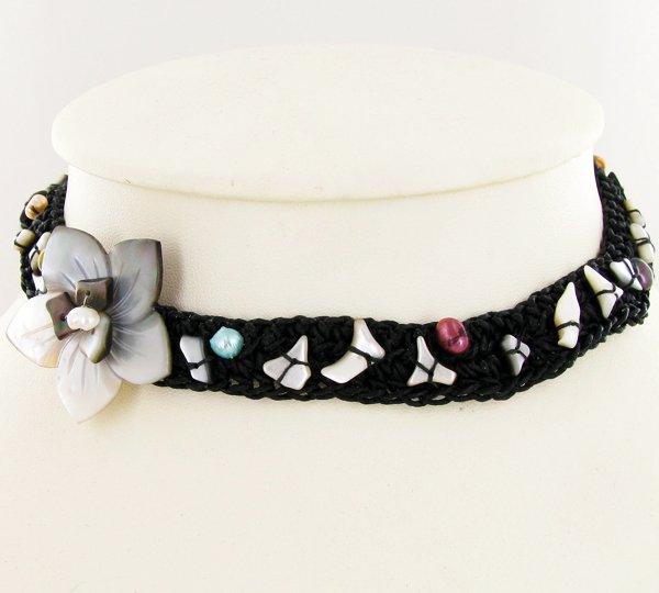 Crocheted Shell Choker Necklace: Excellent handcrafted piece