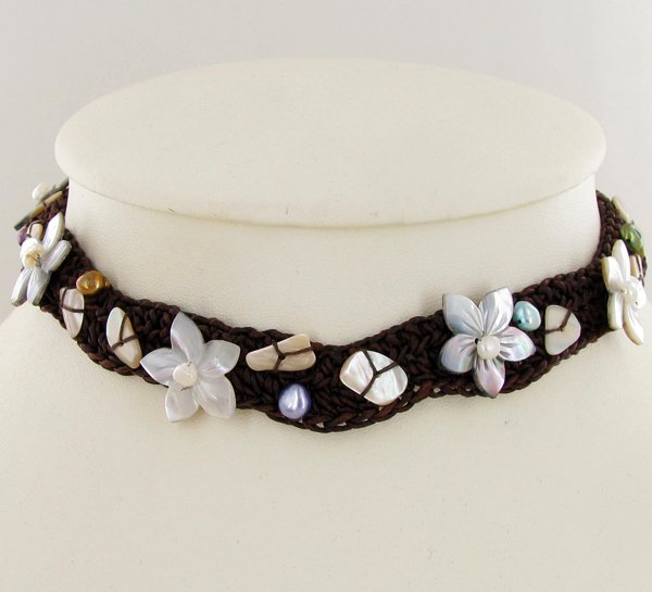 Crocheted Shell Choker Necklace: Excellent handcrafted piece