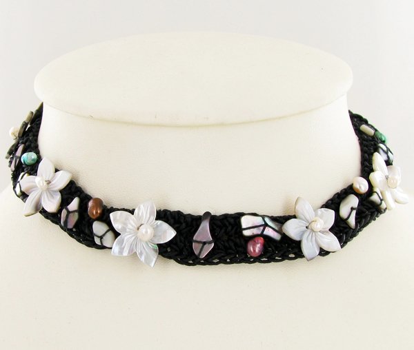 Crocheted Shell Choker Necklace: Excellent handcrafted piece