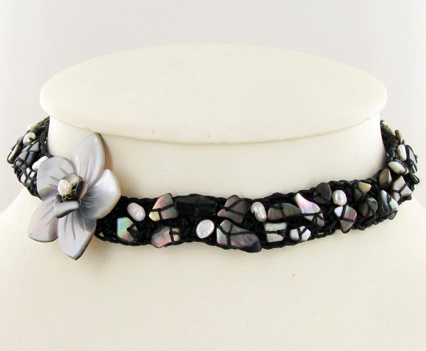 Crocheted Shell Choker Necklace: Excellent handcrafted piece
