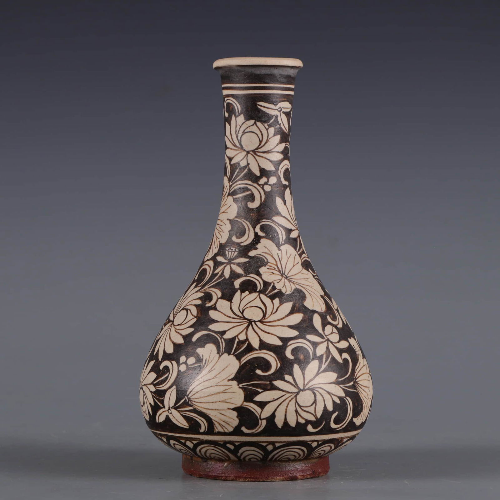 An incised cizhou kiln interlocking lotus vase (1 of 9)