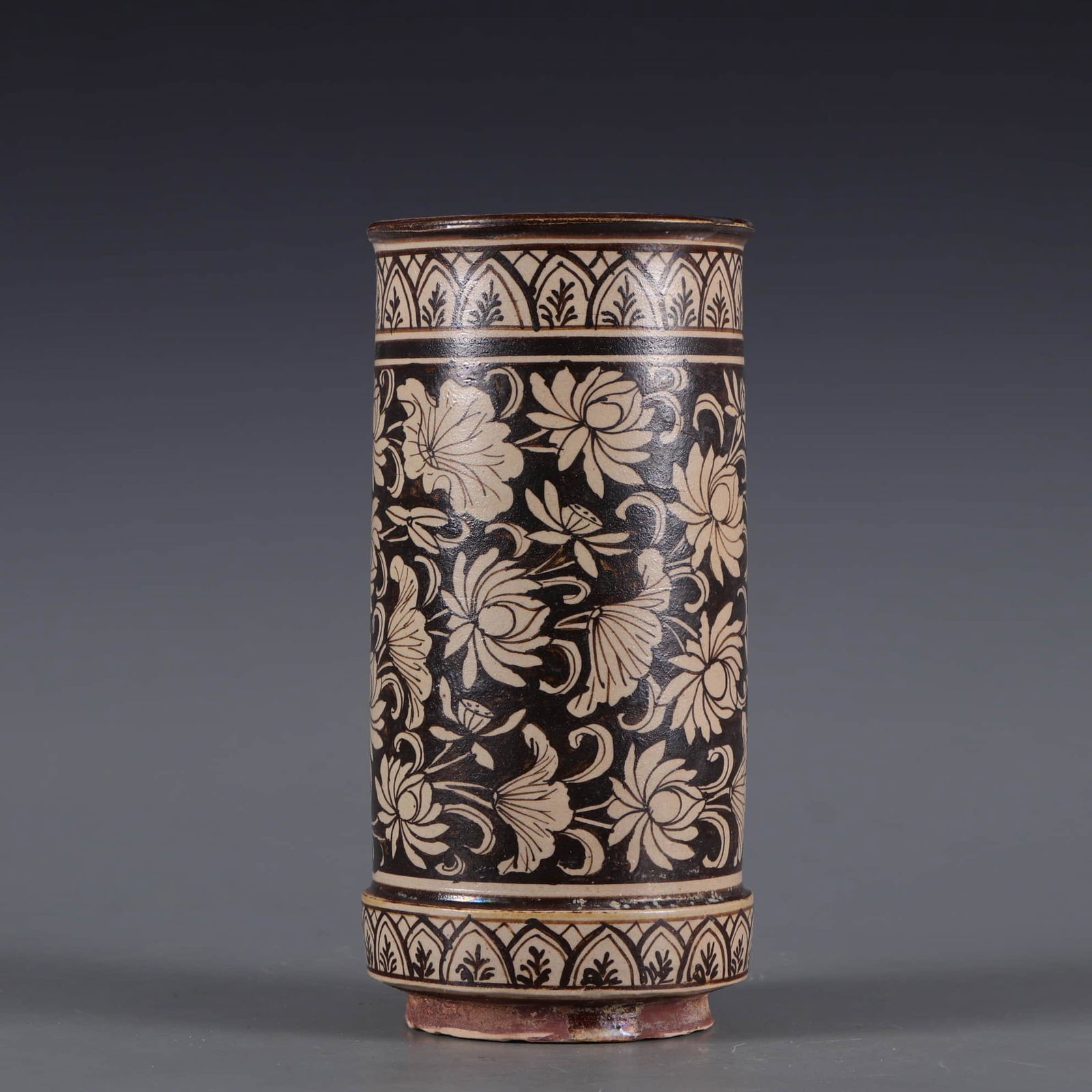 An incised cizhou kiln flowers brush pot (1 of 9)