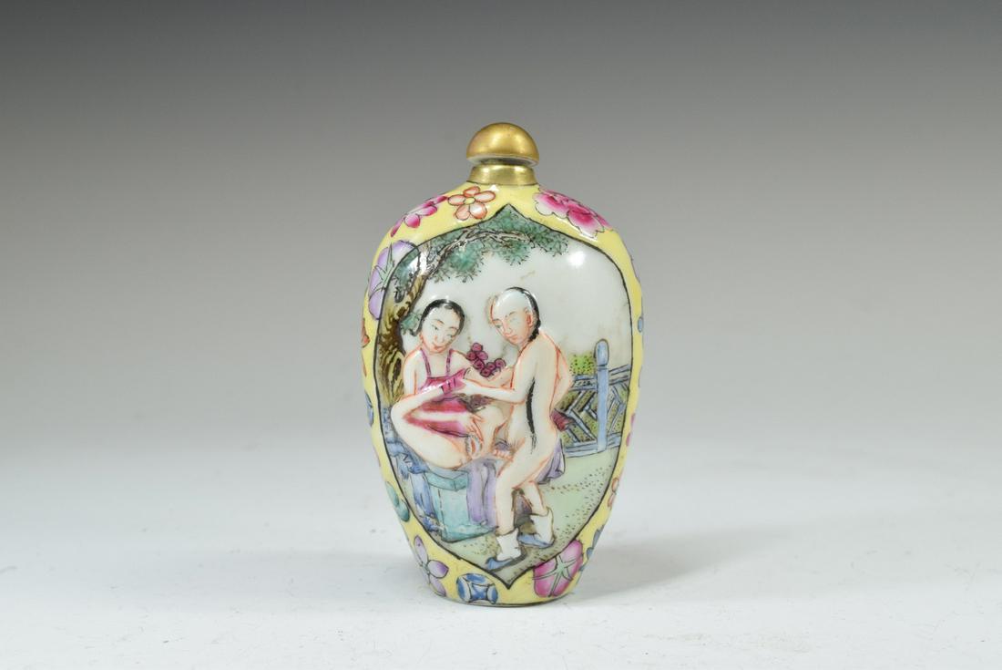 Famille Rose Drawing Character Porcelain Snuff Bottle (1 of 7)