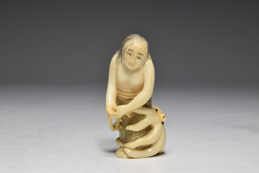 Japanese White Bone Woman with Octopus Netsuke: Japanese White Bone Woman with Octopus Netsuke (2 x 0.9 x 0.8 inches)