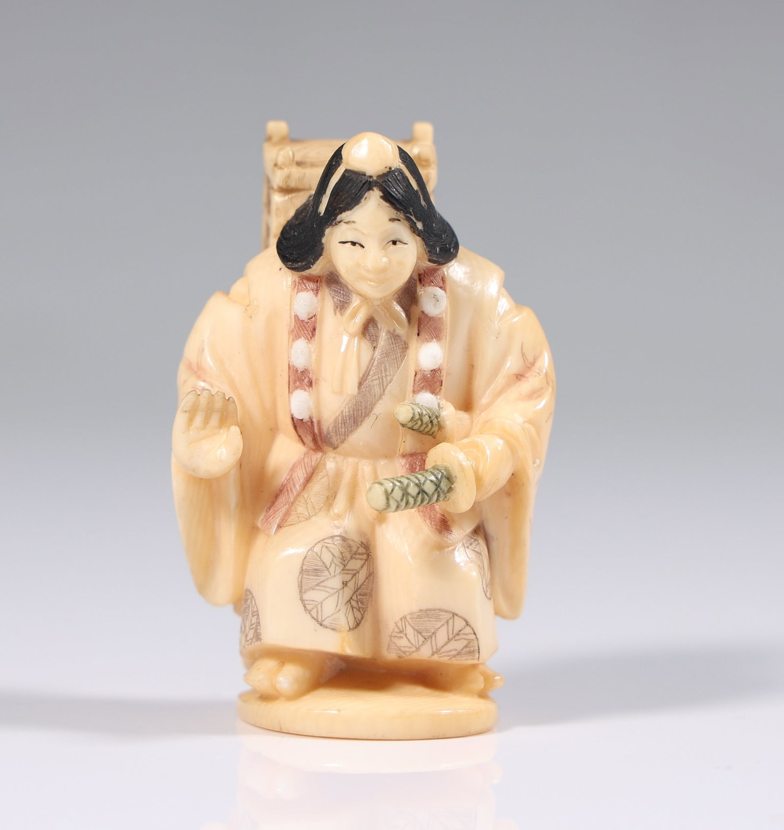 Netsuke Japanese Bone Samurai Signed: Netsuke Japanese Bone Samurai Signed ( 6 x 3.5 x 3.5 cm )