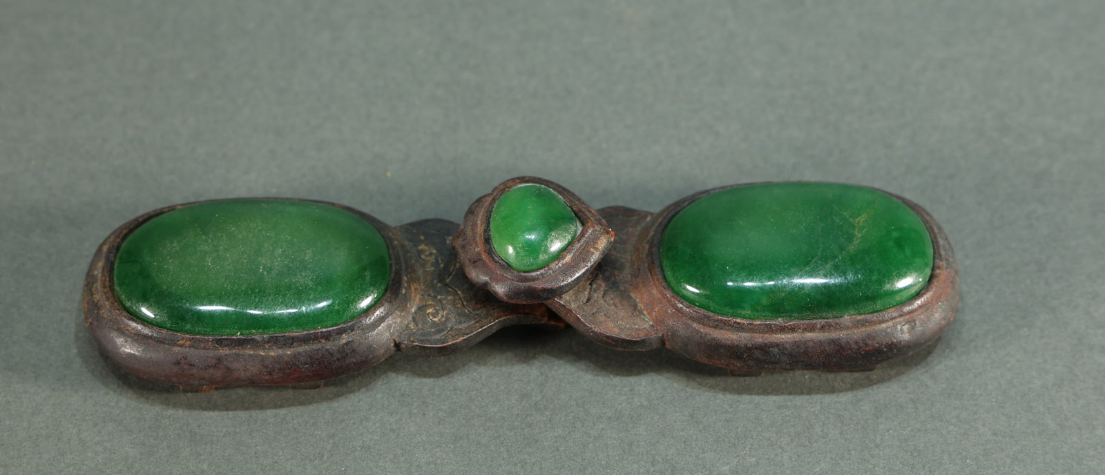 Green Stone Inlaid Bronze Belt Hook: Green Stone Inlaid Bronze Belt Hook Karl's Collections Inc provides condition reports as a courtesy to our clients and assumes no liability for any error or omission. Any condition statement is given 