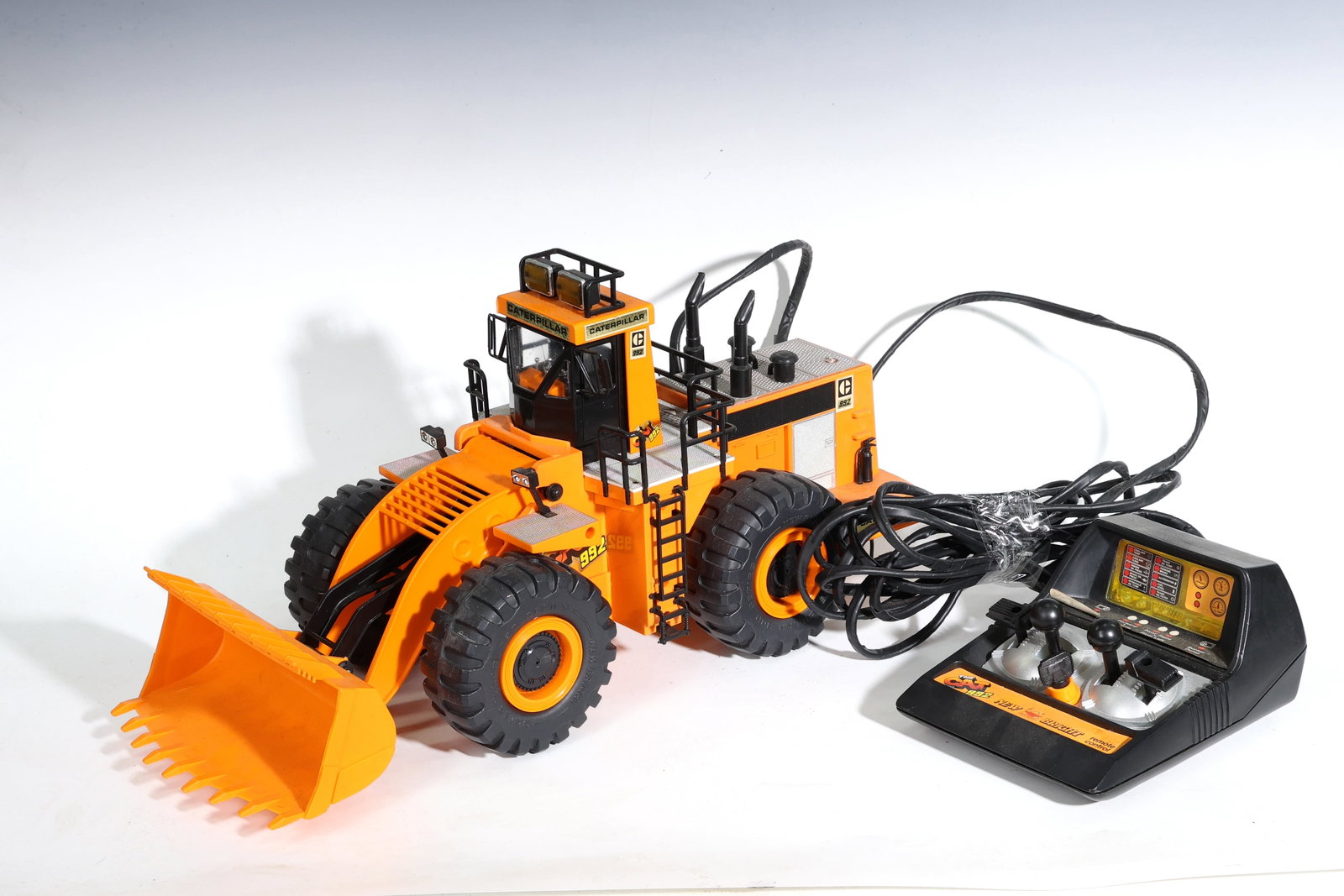 Vintage Caterpillar Cat 992 Remote Control Load Truck (1 of 8)