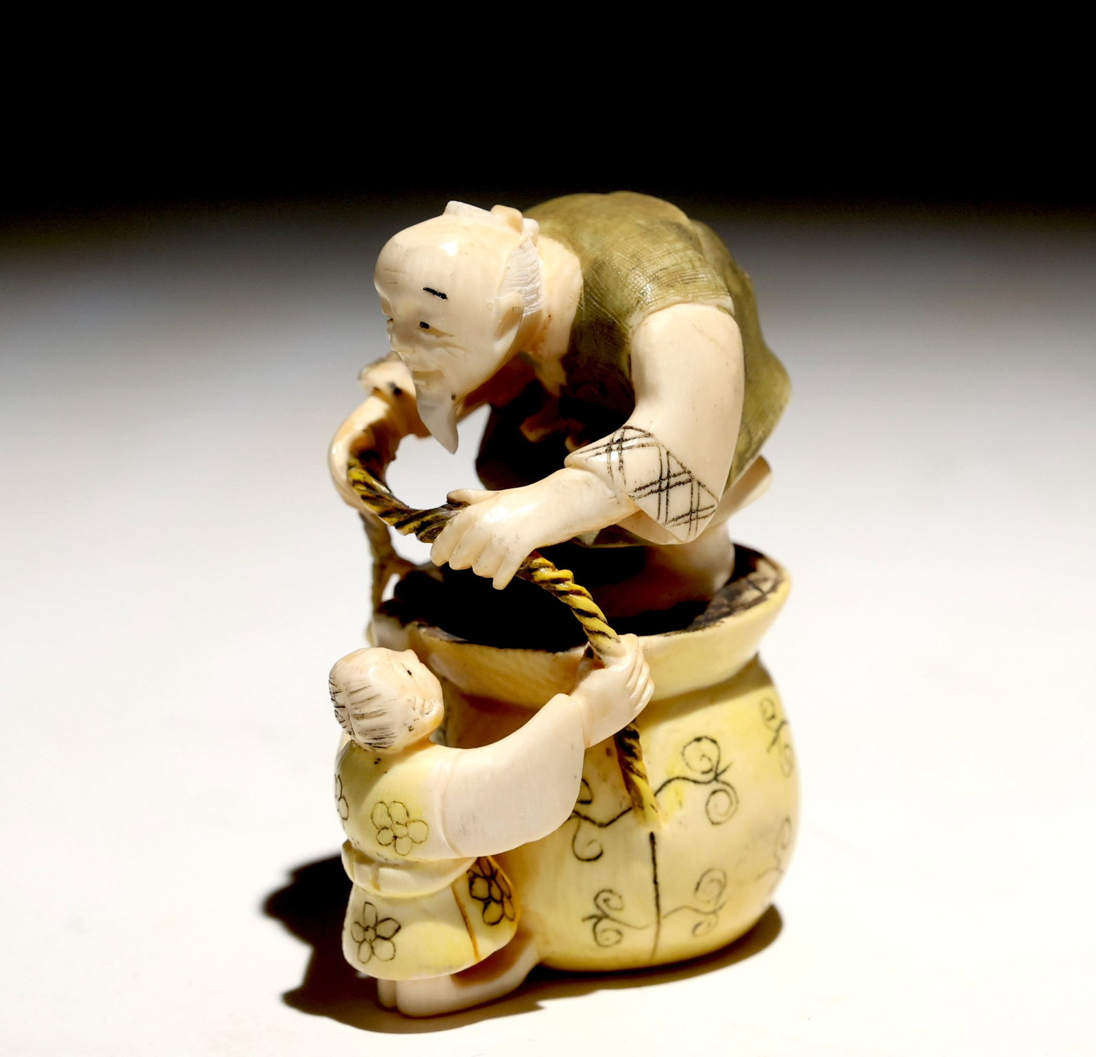 Netsuke Of A Grandpa With Grandson: Netsuke Of A Grandpa With Grandson (5.5 x 4.5 x 2 cm)