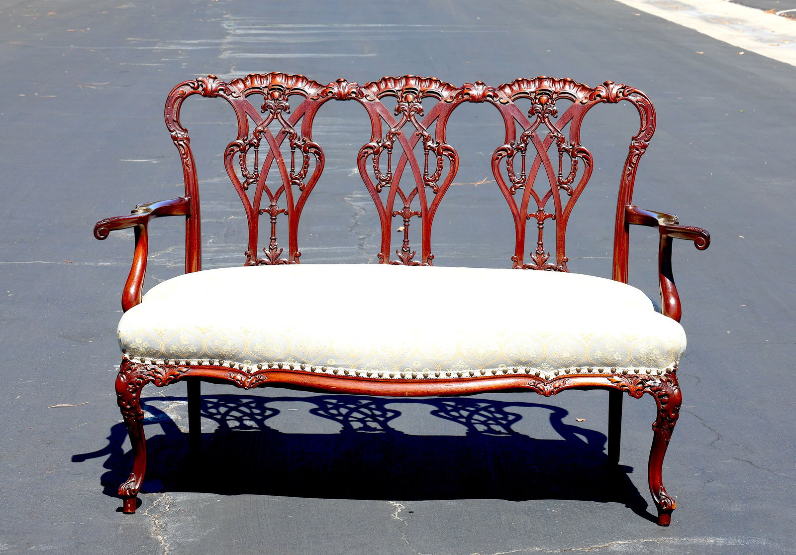 Antique Chippedndale Style Hand-carved Mahogany Settee: Antique Chippedndale Style Hand-carved Mahogany Settee (57 cm x 131 cm x 91 cm)