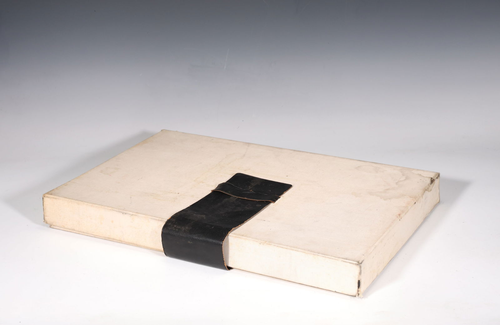 Facing East Ltd Ed Signed By James A.Michener Jack Levine: Facing East Ltd Ed Signed By James A.Michener Jack Levine (51 x 33.5 x 5 cm)