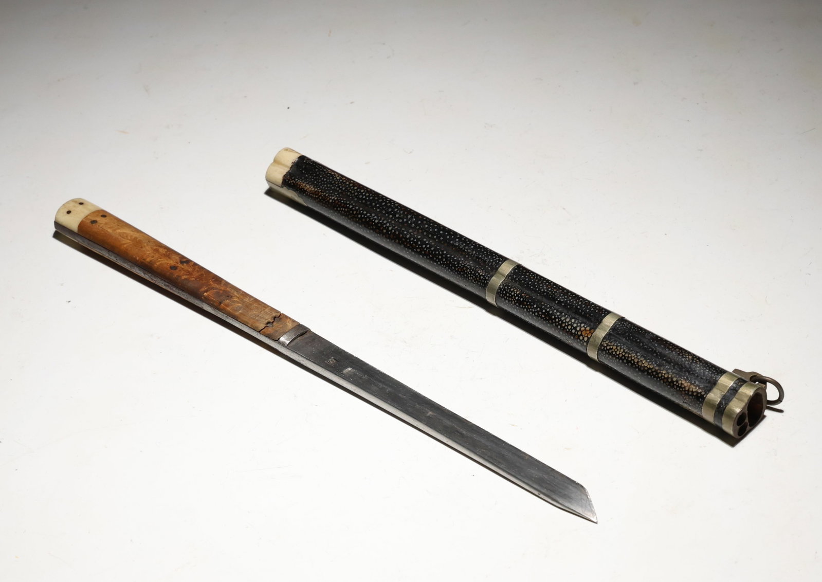 Antique Japanse Bone Knife With Scabbard: Antique Japanse Bone Knife With Scabbard (31.5 x 2 x 2 cm)