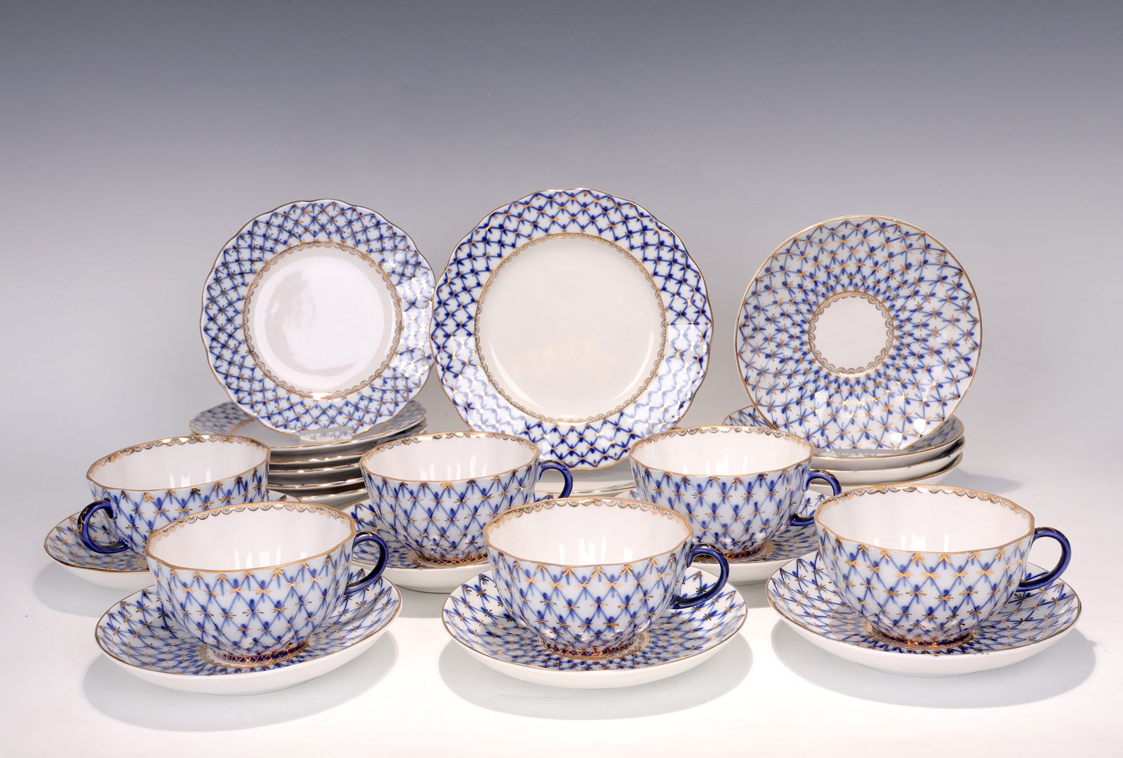 Collection Of Tea Cups And Saucers Plates " Cobalt Net" Porcelain Lomonosov Russia: Collection Of Tea Cups And Saucers Plates " Cobalt Net" Porcelain Lomonosov Russia (Plate: about 17.5 x 2.5 or less, Cup: 11.5 x 5 cm x 10 cm)