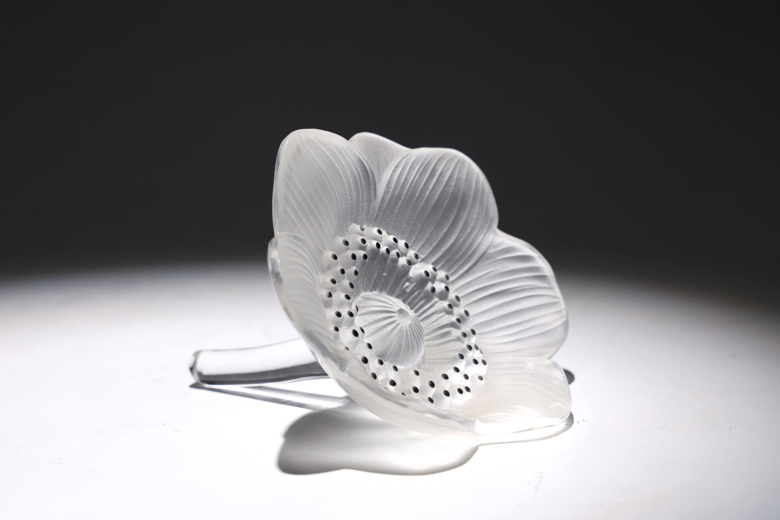 Lalique France Crystal Anemone Floral Figurine: Lalique France Crystal Anemone Floral Figurine(10 x 11 cm)