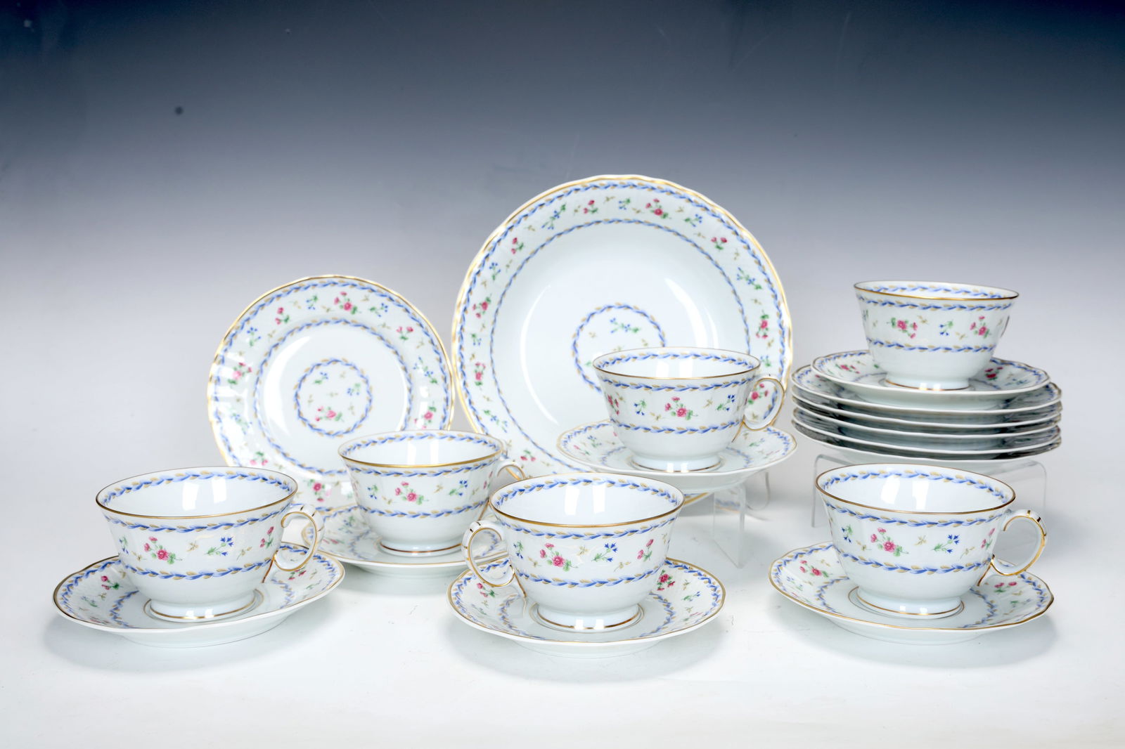 Group Of Bernardaud Limoges Artois Bleu Teacups And Saucers Plates: Group Of Bernardaud Limoges Artois Bleu Teacups And Saucers Plates(Cup: 11 x 6 x 9.5 cm each, Plate: 14 x 2 cm each, 15.5 x 2 cm, Bowl: 23 x 5 cm)