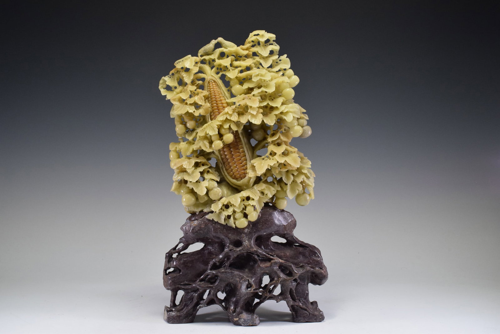 Corn with Gourd Shoushan Soap Stone Ornament: Corn with Gourd Shoushan Soap Stone Ornament (19.7 x 6.4 x 34.3 cm)
