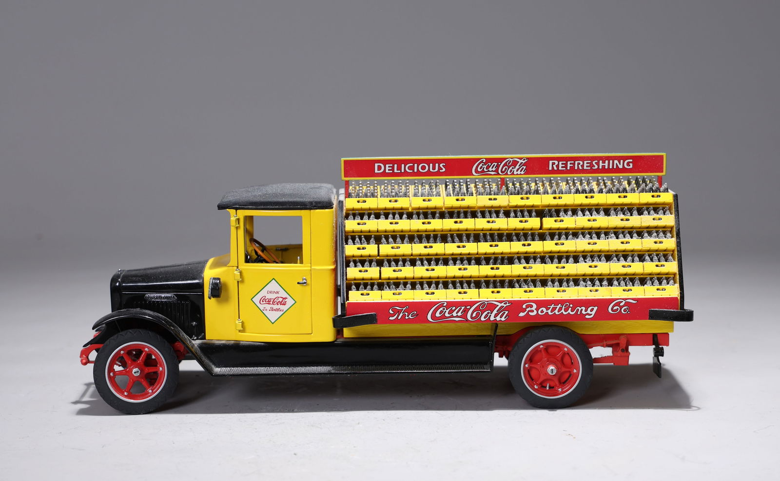Danbury Mint 1/24 Scale-1928 Coca Cola International Delivery Truck: Danbury Mint 1/24 Scale-1928 Coca Cola International Delivery Truck (24 x 11 x 8cm)