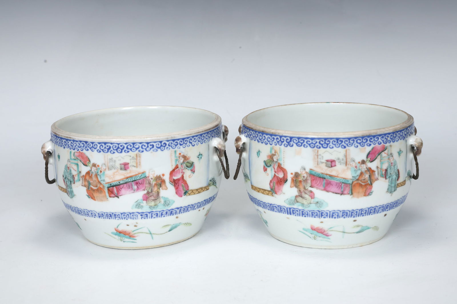 Pair of Chinese Hand Painted Storyteller Porcelain Jar: Pair of Chinese Hand Painted Storyteller Porcelain Jar (14 x 9.5 cm each)