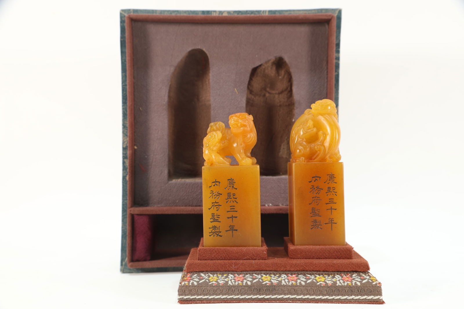 Pair of Shoushan Tianhuang Carved Lion Shape Stone Seal (1 of 8)