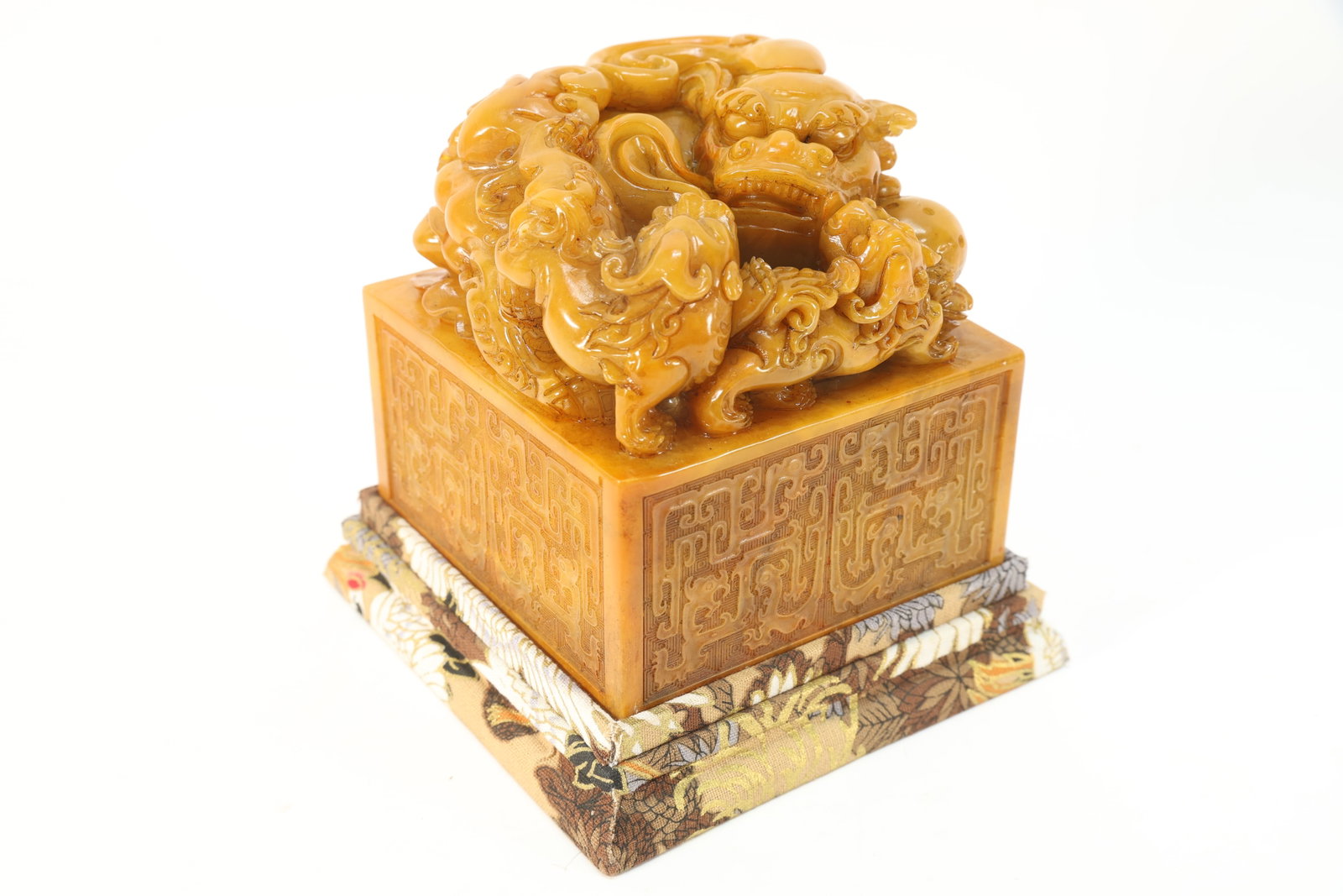 Shoushan Tianhuang Carved Lion Shape Stone Seal: Shoushan Tianhuang Carved Lion Shape Stone Seal (10.5 x 10cm)