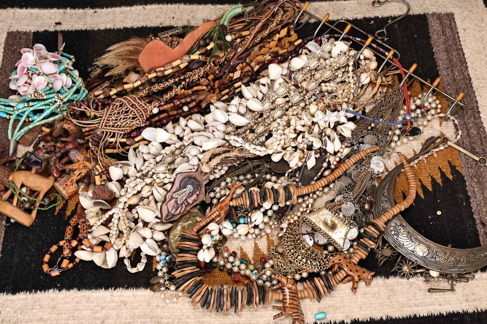 Large Lot Costume Jewelry Necklaces: Large Lot Costume Jewelry Necklaces (About 42 x 2 cm more or less)