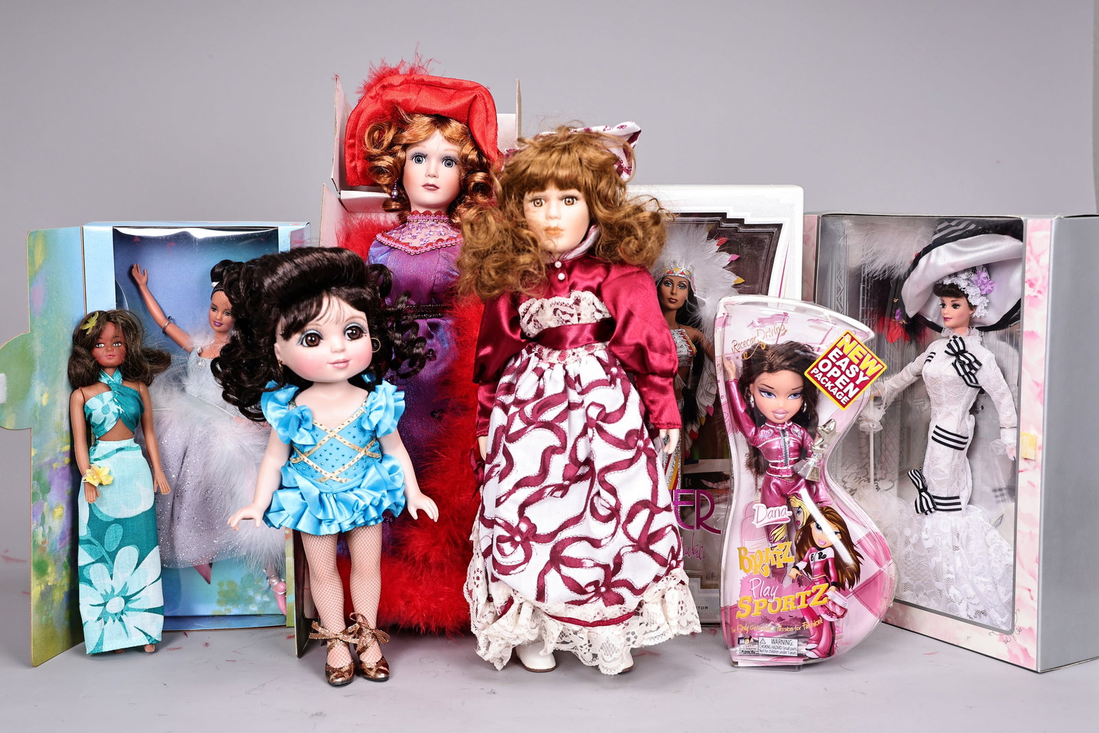 Collection Of 8 Vintage Dolls 60s,70s or 80s: Collection Of 8 Vintage Dolls 60s,70s or 80s (About 42 x 14 x 9 cm more or less)