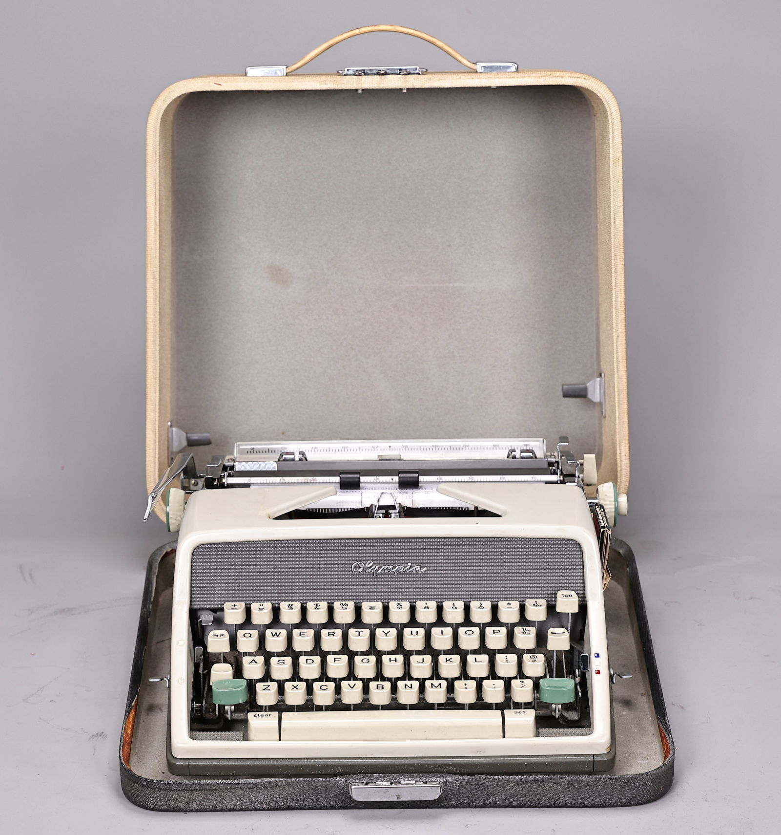 Olympia Typewriter SM-7 Deluxe Portable With Case (1 of 7)