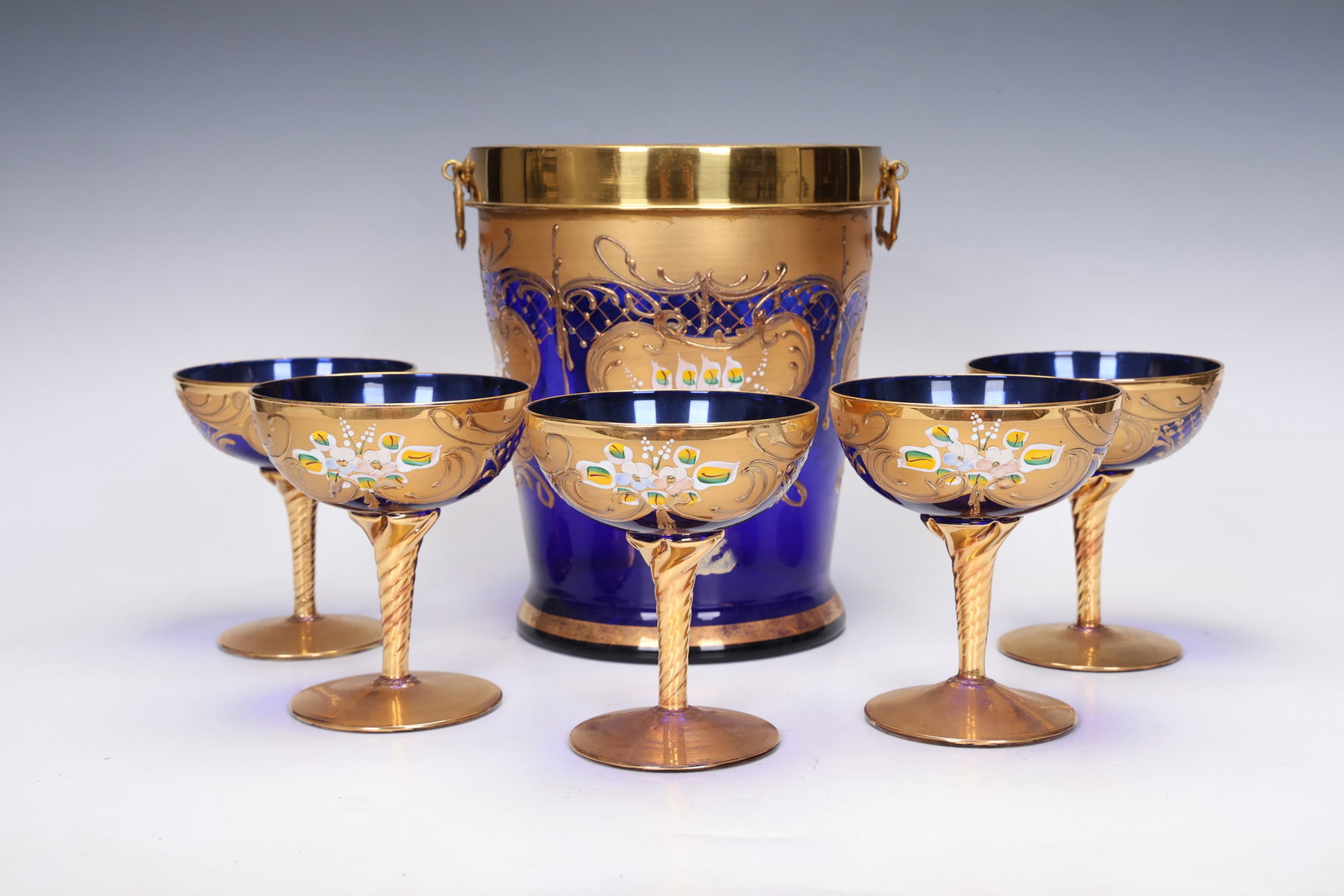 Linea Mazzuccato Signed Murano Wine & 5 Champagne Set: Linea Mazzuccato Signed Murano Wine & 5 Champagne Set (Ice Bucket: 23 x 18 cm, Cup: 12.5 x 11 cm)