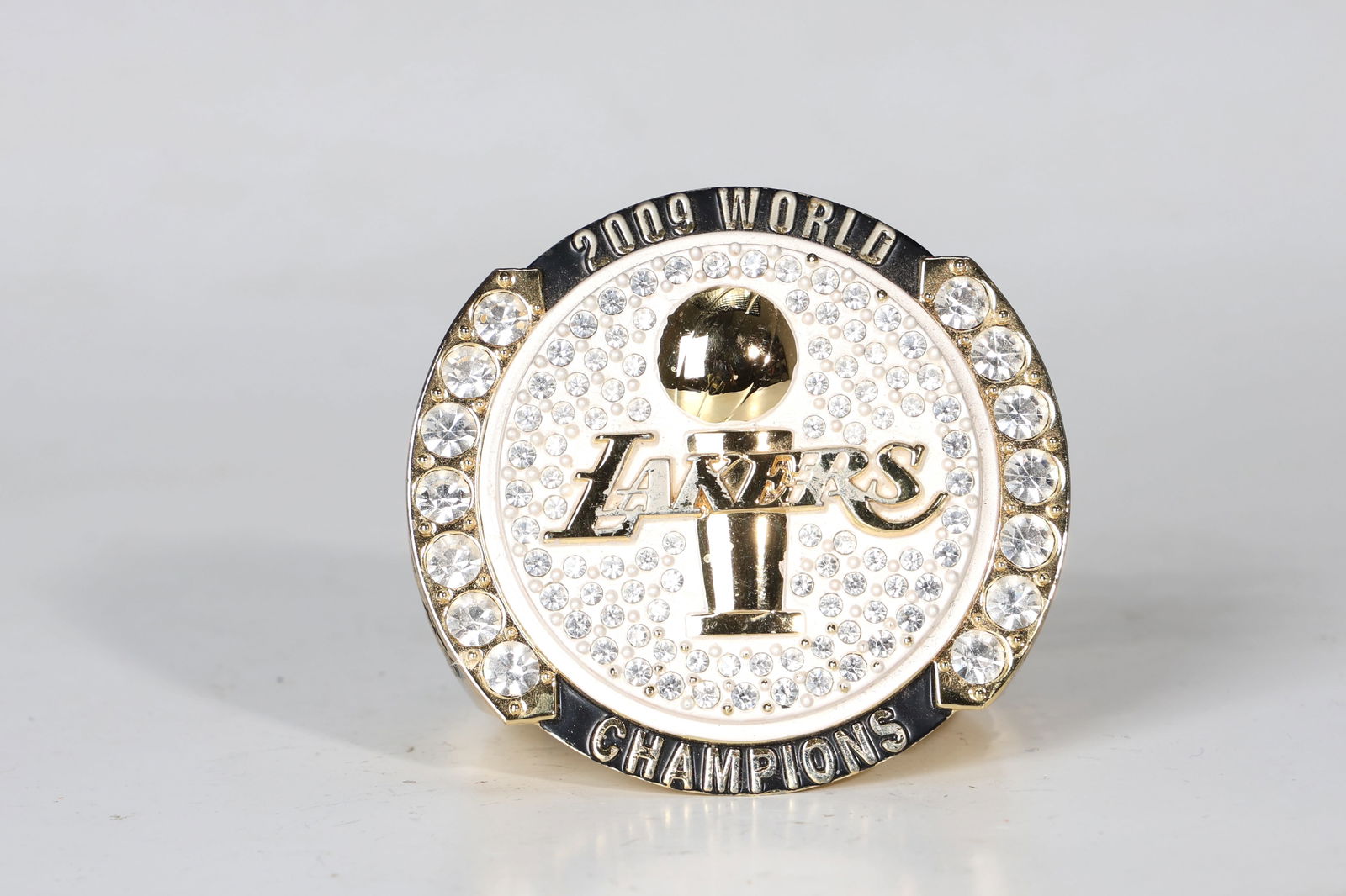 2009 LAKERS NBA Championship Ring Paperweight: 2009 LAKERS NBA Championship Ring Paperweight (7.5 x 8cm)