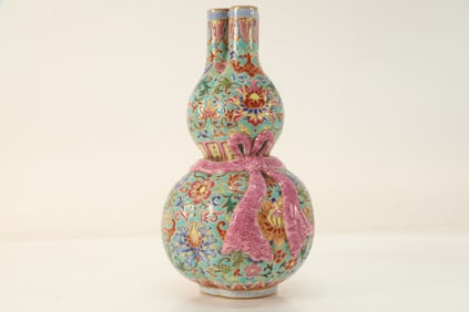 Famille Rose Flower Pattern Porcelain Gourd Shape Vase
