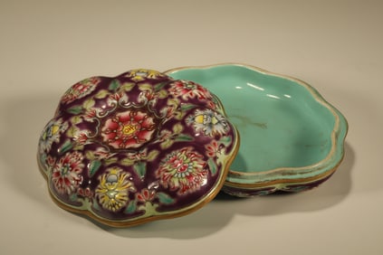 Famille Rose Flower Pattern Porcelain Lid Box
