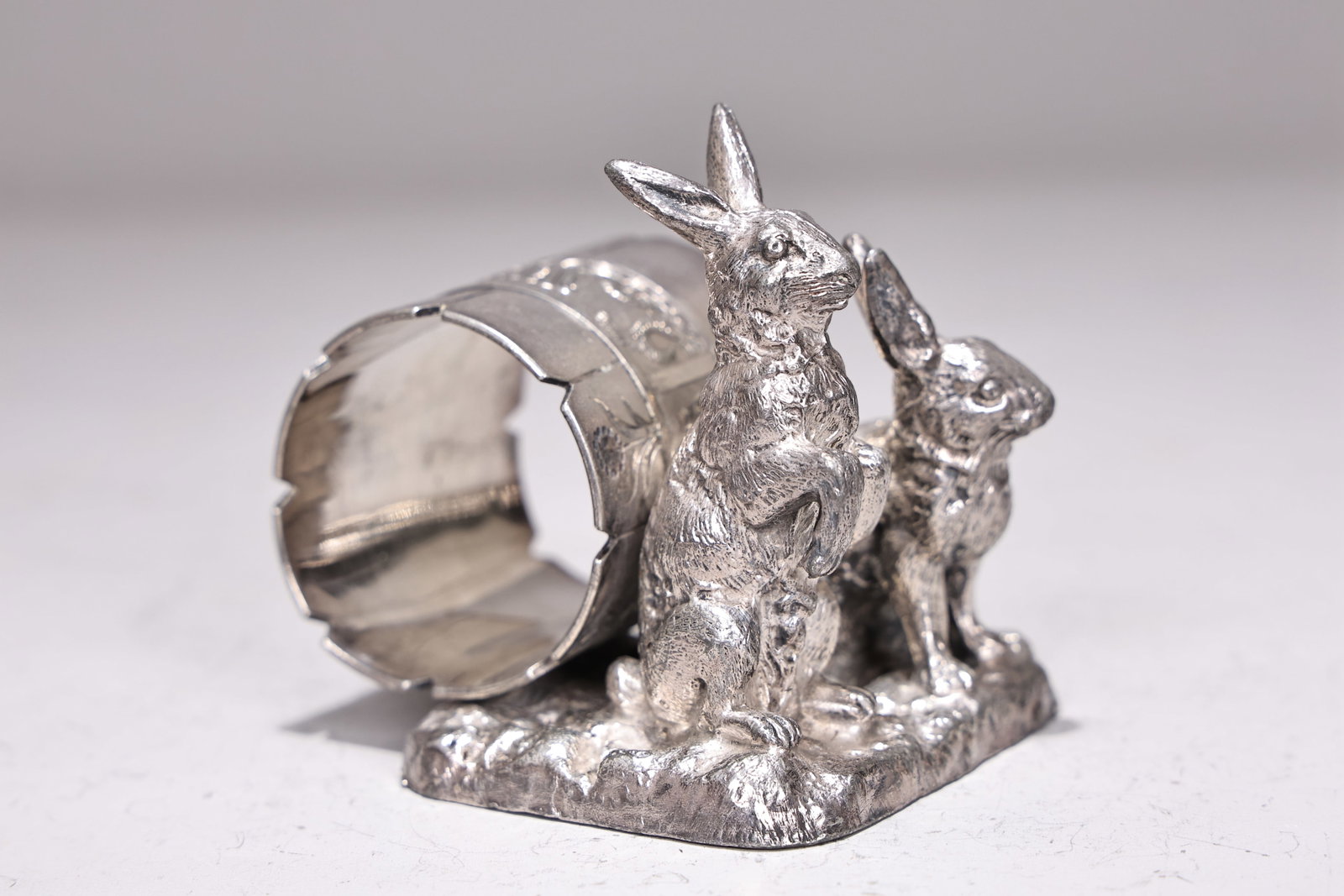 Victorian Bunnies Rabbits Silverplate Napkin Ring: Victorian Bunnies Rabbits Silverplate Napkin Ring (6 x 8 x 6.5 cm)