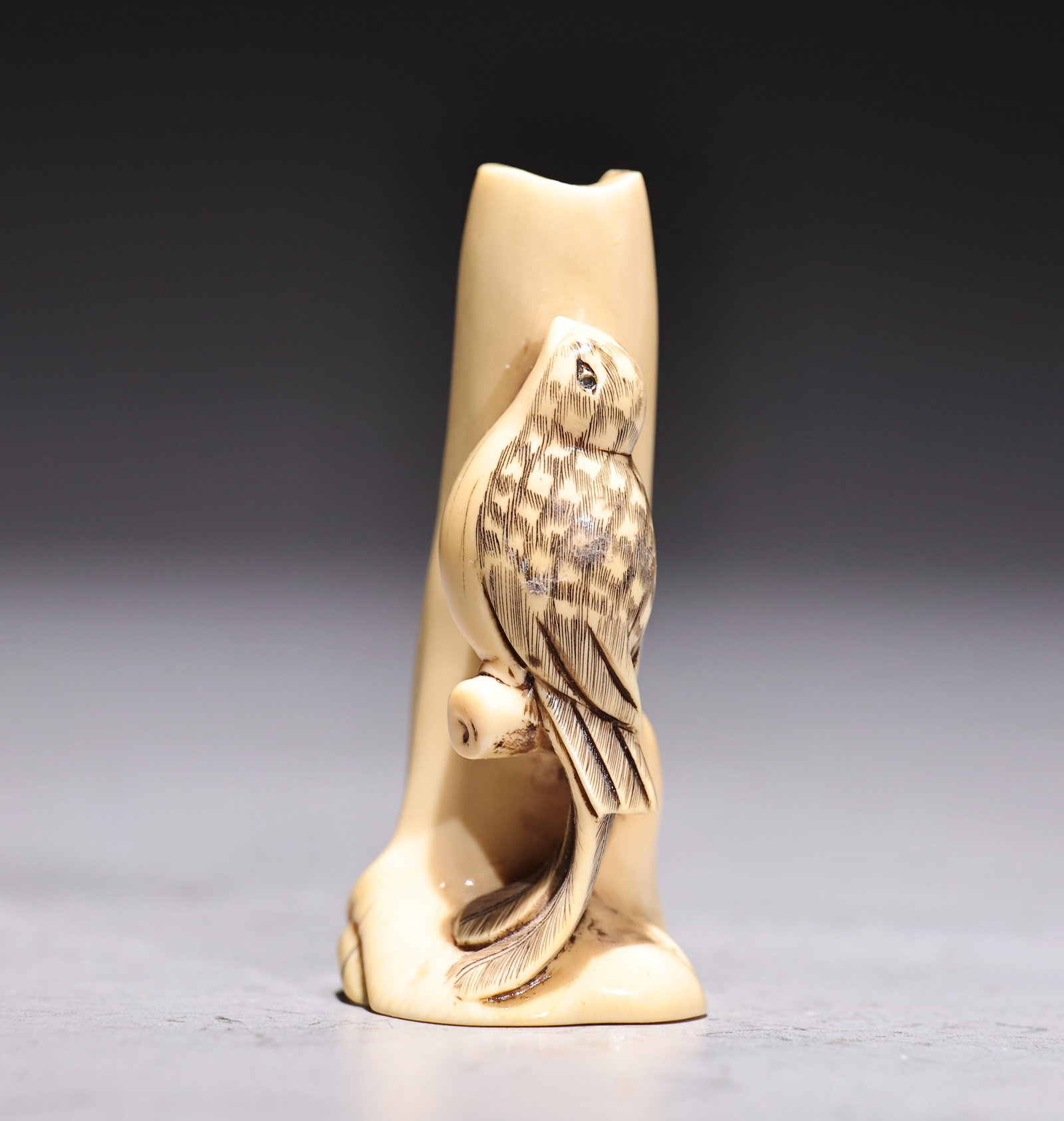 Japanese Bone Figurine Carved Bird Netsuke: Japanese Bone Figurine Carved Bird Netsuke (2.5 x 5 cm)