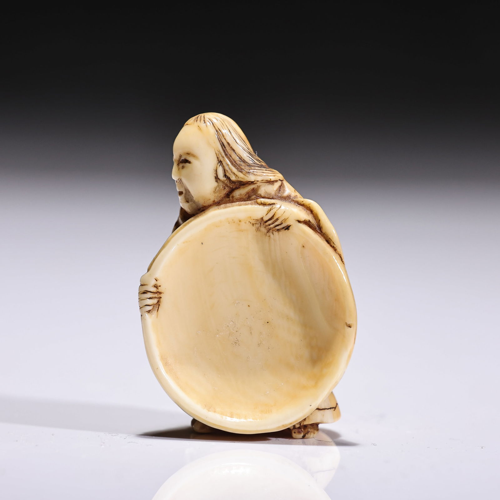 Japanese Bone Carved Figure Woman Working Netsuke: Japanese Bone Carved Figure Woman Working Netsuke (2.5 x 3.7 x 1.6 cm)