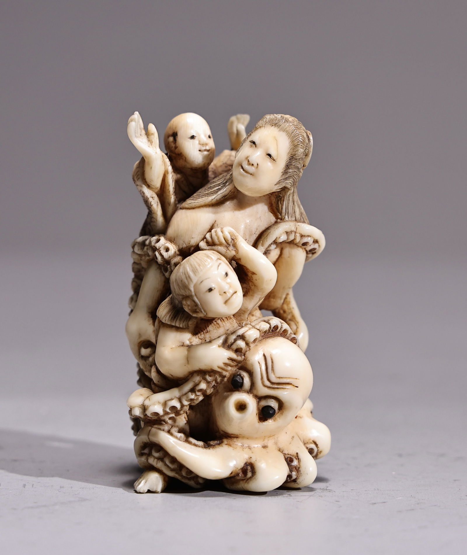 Japanese Bone Carved Figure Kids With Mom Octopus Netsuke: Japanese Bone Carved Figure Kids With Mom Octopus Netsuke (3.6 x 3.6 x 6.5 cm)